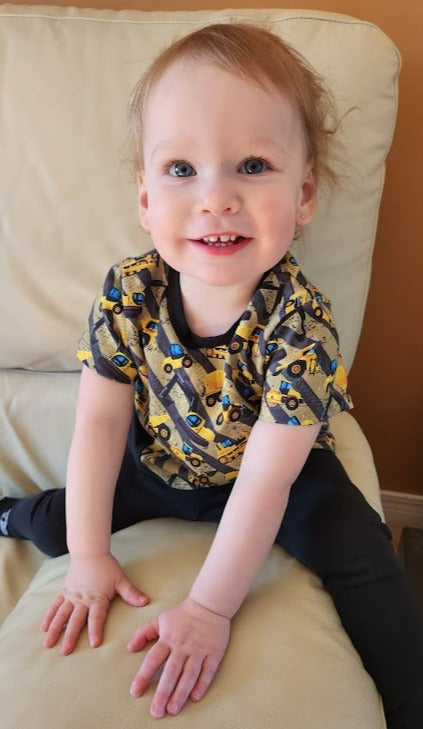 Chandail diagonal - Noir / Camions de constructions jaunes