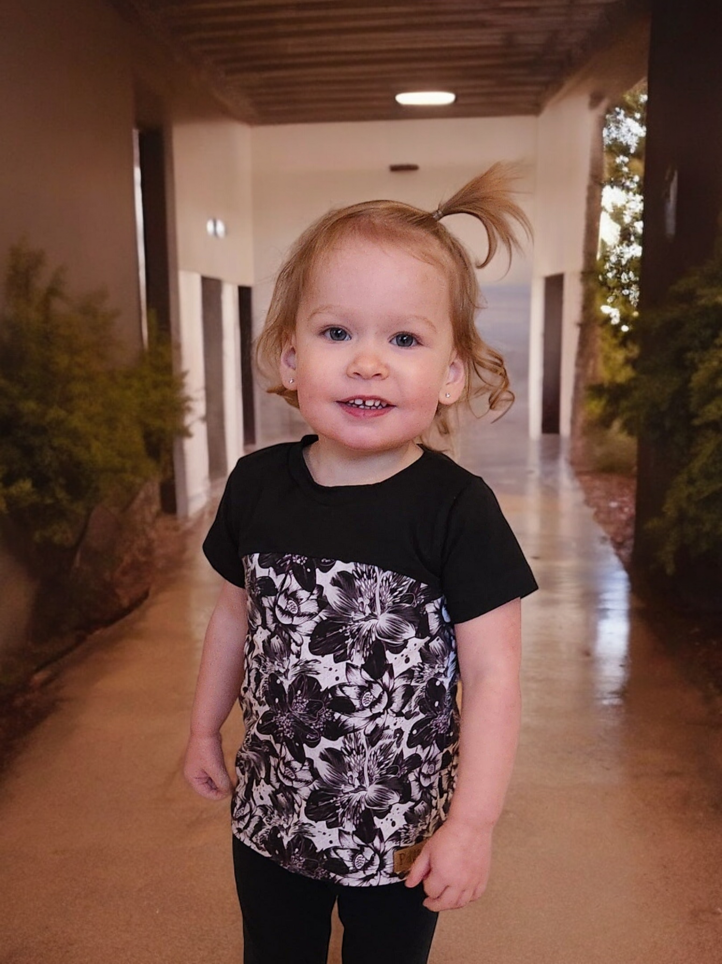 Chandail manches courtes - Fleurs noires et blanches