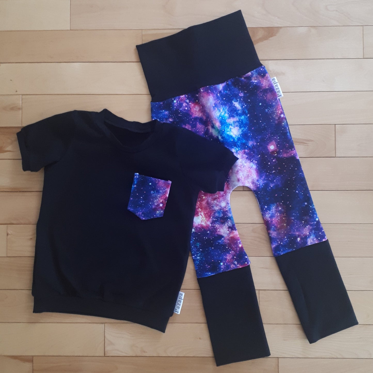 Chandail - Noir - Poche constellation mauve et rose