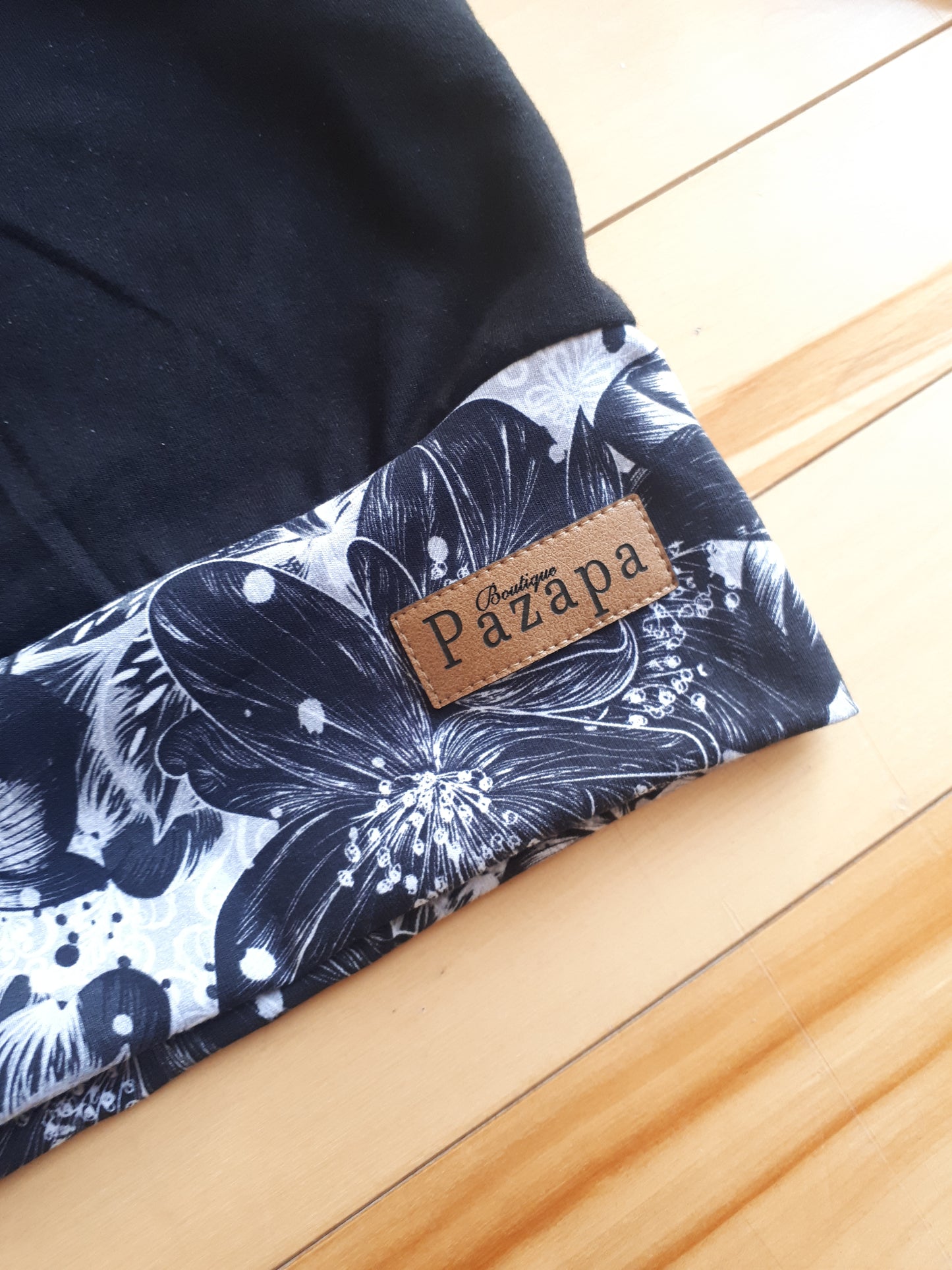 Hoodie diagonal avec poches - Fleurs noires et blanches