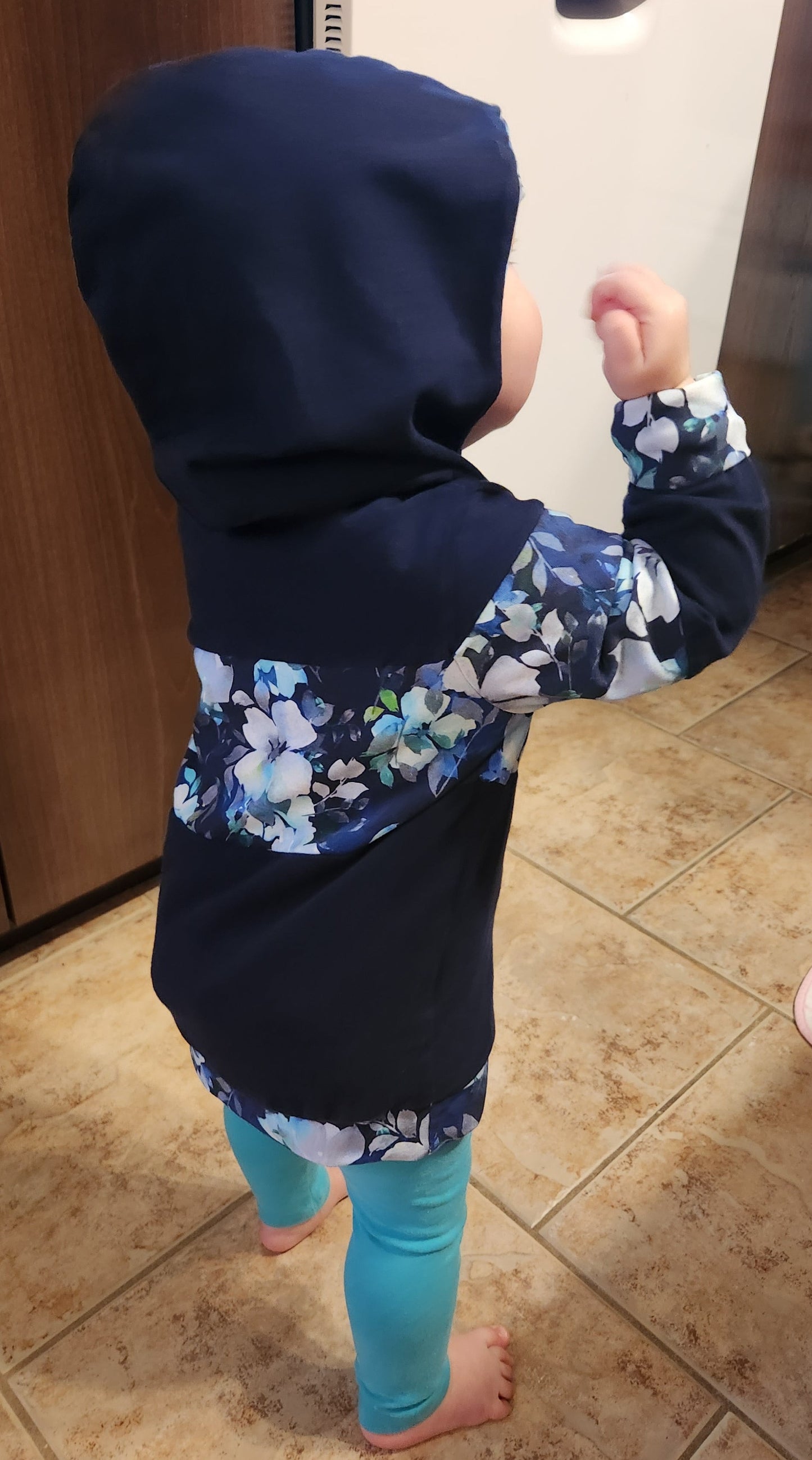 Hoodie diagonal avec poches - Fleurs bleu marine