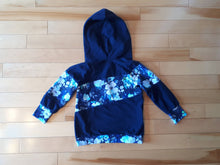 Hoodie diagonal avec poches -  Fleurs bleu marine